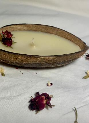 Свічка в кокосі.