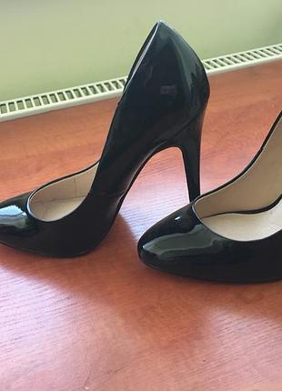 Продам стильні лакові туфлі 38 р