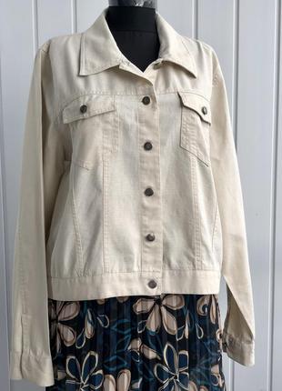 Стильная куртка в бежевом цвете