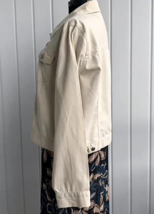 Стильная куртка в бежевом цвете3 фото