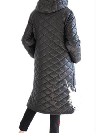 Удлиненное демисезонное стёганое женское пальто3 фото
