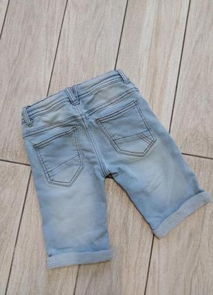 Крутые джинсовые шорты на юного модника!!
5-6 лет..рост 110-116 см..2 фото