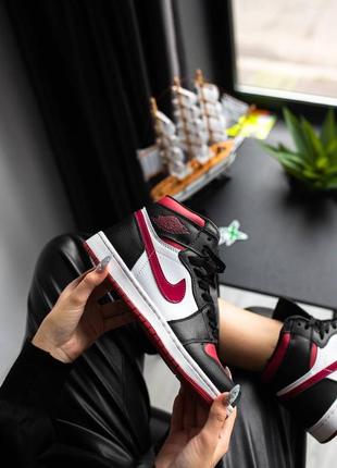 Nike jordan retro 1 high bordeaux black брендові високі бордові кросівки найк джордан новинка тренд весна осінь жіночі бордові високі кросівки10 фото