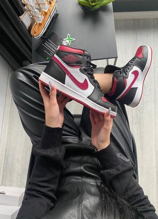 Nike jordan retro 1 high bordeaux black брендові високі бордові кросівки найк джордан новинка тренд весна осінь жіночі бордові високі кросівки6 фото