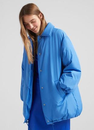 Подовжена весняна куртка bershka синя - xs-s