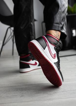 Nike jordan retro 1 high bordeaux black брендові високі бордові кросівки найк джордан новинка тренд демісезон жіночі бордові високі кросівки7 фото