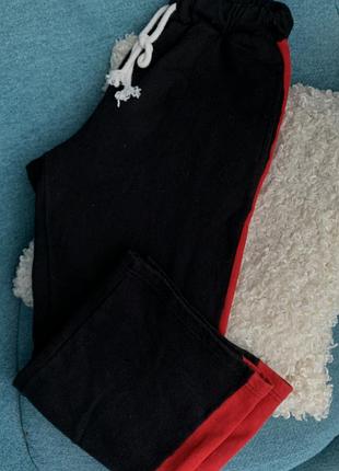 Широкі спортивки з червоними вставками з боків