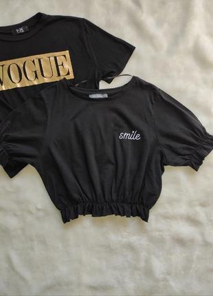 Чорна натуральна коротка футболка кроп топ з білим написом принтом рюшами