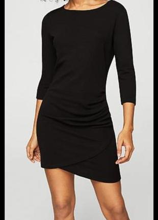 Черное платье-миди в рубчик с драпировкой