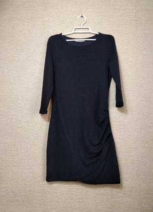 Черное платье-миди в рубчик с драпировкой2 фото