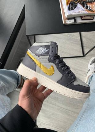 Nike jordan retro 1 grey yellow новинка брендові високі жіночі кросівки найк джордан сірі з жовтим тренд жіночі сірі жовті кросівки