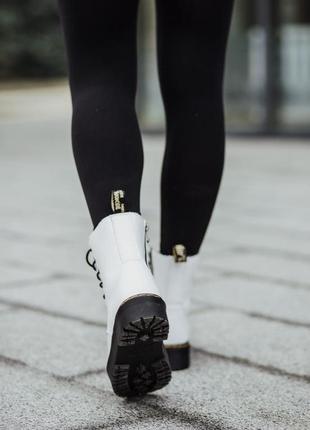 Dr.martens jadon white/black білі жіночі зимові черевики мартінс з хутром і замком розпродаж 36 жіночі білі зимні ботінки мартінси розпродаж8 фото