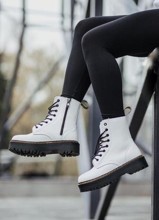 Dr.martens jadon white/black білі жіночі зимові черевики мартінс з хутром і замком розпродаж 36 жіночі білі зимні ботінки мартінси розпродаж7 фото