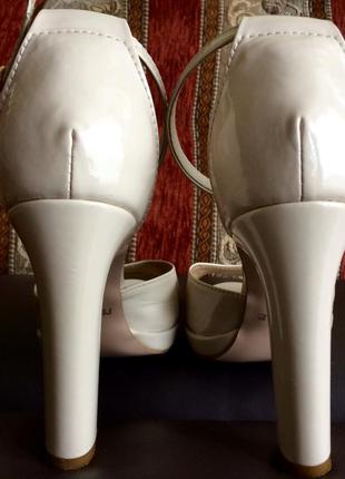 Бежевые босоножки