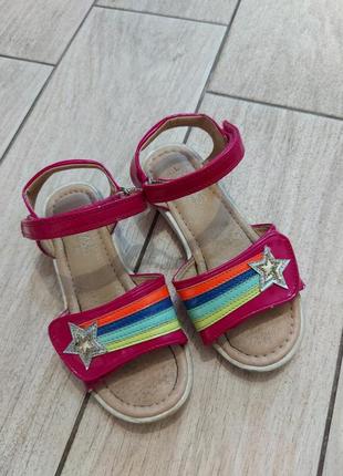 Яркие радужные сандалики!!
очень красивые!!
размер 28, вся стелька 18 см..