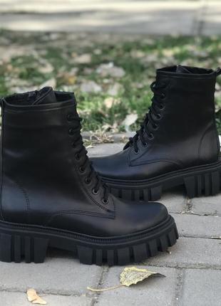 Стильні зимові черевички з натуральної шкіри чорного кольору.