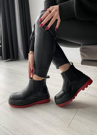 Женские трендовые демисезонные черные ботинки на красной подошве в стиле ботега венета жіночі чорні ботінки на червоній підошві bottega6 фото