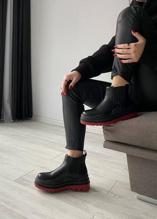 Женские трендовые демисезонные черные ботинки на красной подошве в стиле ботега венета жіночі чорні ботінки на червоній підошві bottega8 фото