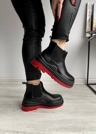 Женские трендовые демисезонные черные ботинки на красной подошве в стиле ботега венета жіночі чорні ботінки на червоній підошві bottega1 фото