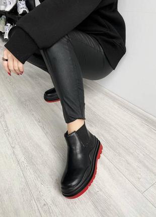 Женские трендовые демисезонные черные ботинки на красной подошве в стиле ботега венета жіночі чорні ботінки на червоній підошві bottega red8 фото