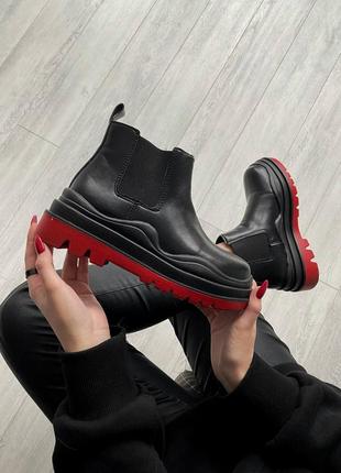Женские трендовые демисезонные черные ботинки на красной подошве в стиле ботега венета жіночі чорні ботінки на червоній підошві bottega red1 фото