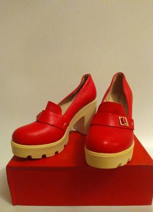 Модные, стильные красные туфли на платформе