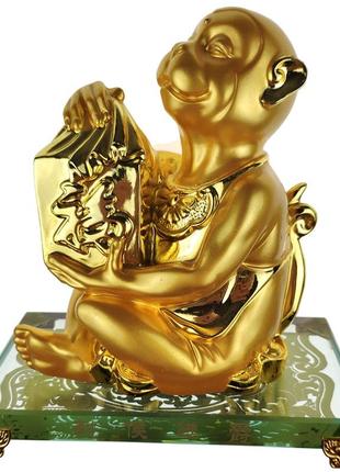 Статуэтка обезьяна на стеклянной подставке 17х16x9 см золотистая (c2996)1 фото