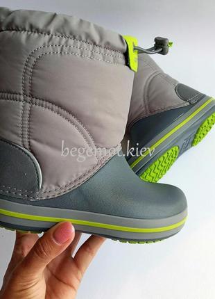 Детские зимние сапоги crocs kids lodgepoint boot серые с салатовым на затягивании2 фото