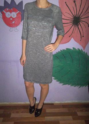 Серое легкое платье с надписями3 фото