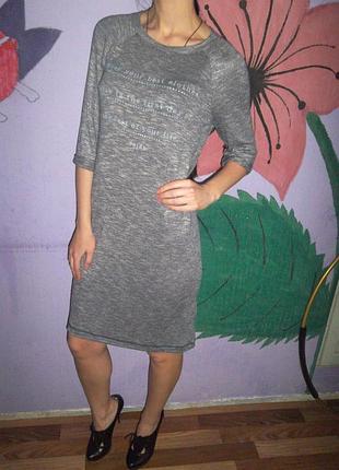 Легке сіре плаття з написами