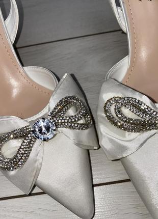 Туфли белые атласные с бантиком з стразами на невысоком каблуке