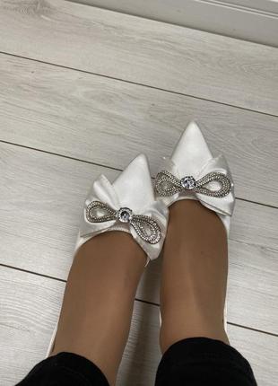 Туфли белые атласные с бантиком з стразами на невысоком каблуке5 фото