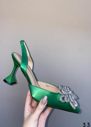 Зелёные туфли на невысоком каблуке с брошкой