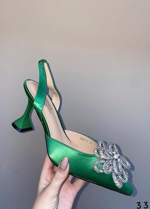 Зелёные туфли на невысоком каблуке с брошкой2 фото