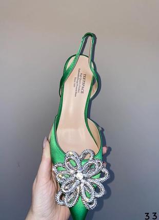 Зелёные туфли на невысоком каблуке с брошкой3 фото