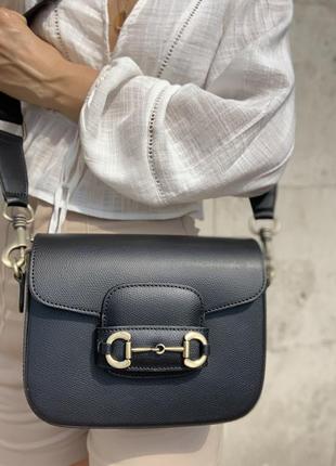 Кожаная сумка женская чёрная в стиле бренда