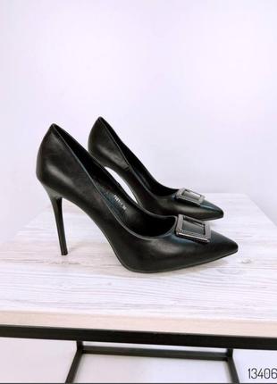 Стильные черные туфли лодочки на шпильке классические с брошью модные