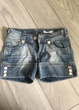 Джинсовые шорты