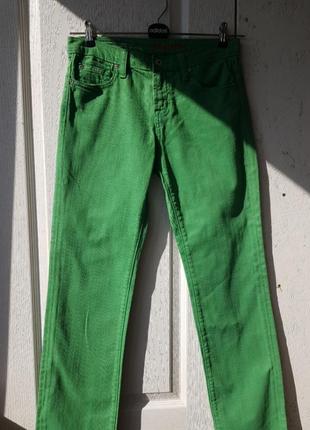 Яркие зеленые джинсы эко