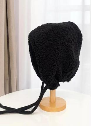 Жіноча шапка-каптур на зав'язках чорна