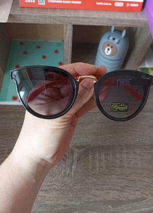 Солнцезащитные очки с красными дужками ricardi