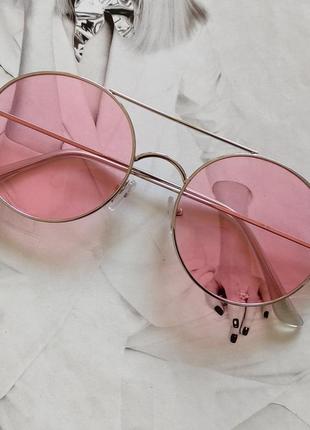 Солнцезащитные  круглые очки с цветной линзой розовые в серебре