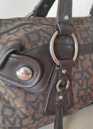 Стильная классическая сумочка с монограммой dkny. monogram4 фото