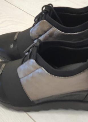 Кросівки жіночі