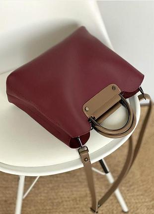 Сумка бордового кольору з бежевим