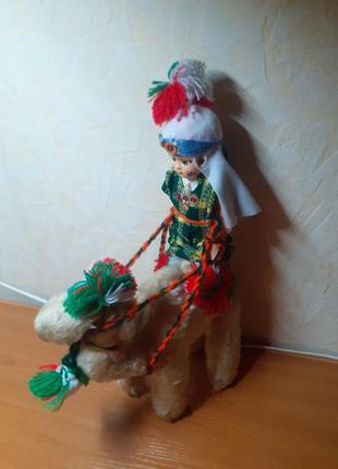 Вінтажна лялька "бедуїн на верблюді"