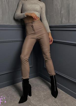 Стильные кожаные брюки женские5 фото