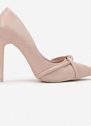 Туфлі на шпильці