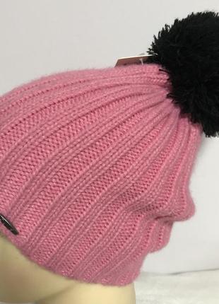 Молодёжная розовая одинарная шапка с бубоном  связана резинкой