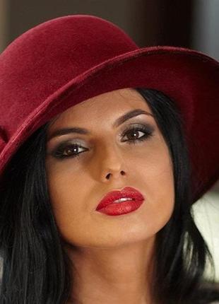 Фетровий жіноча капелюх з полями і з прикрасою